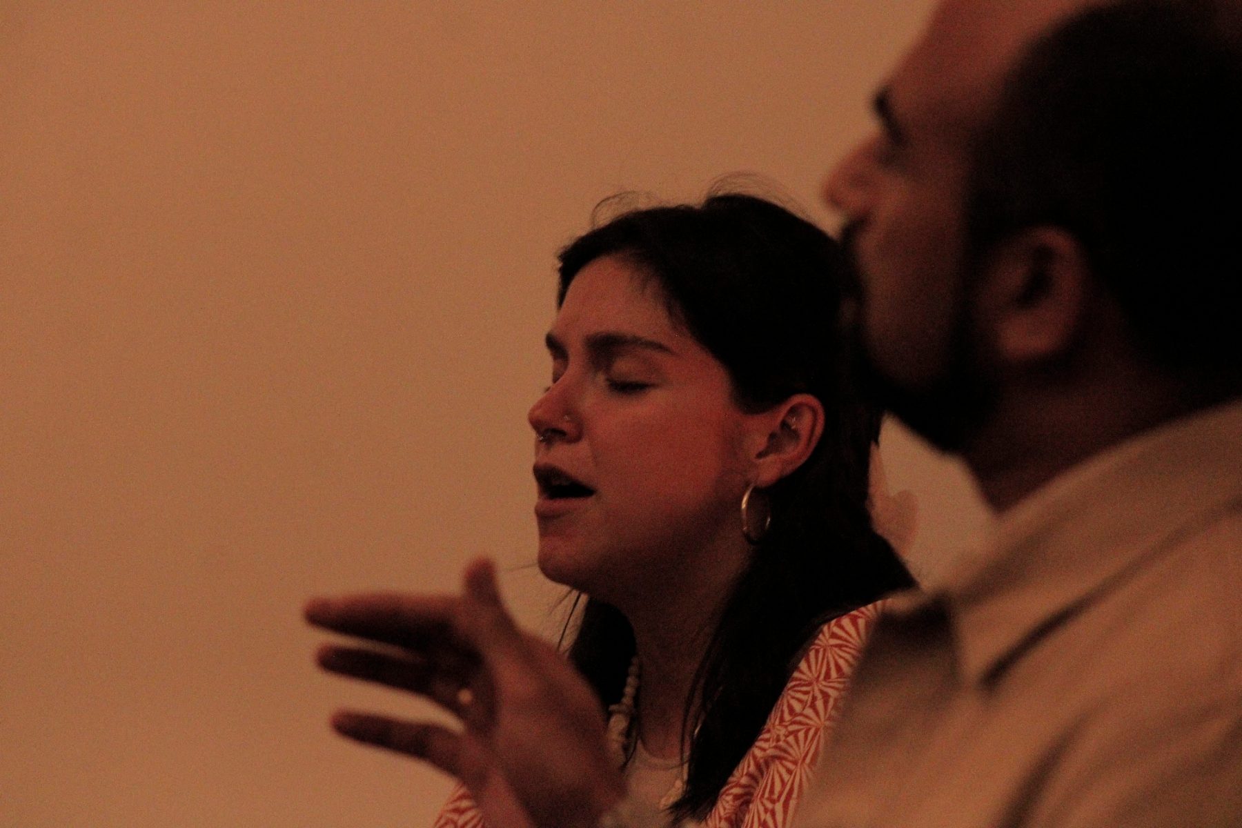 Alumna cantando durante un kirtan