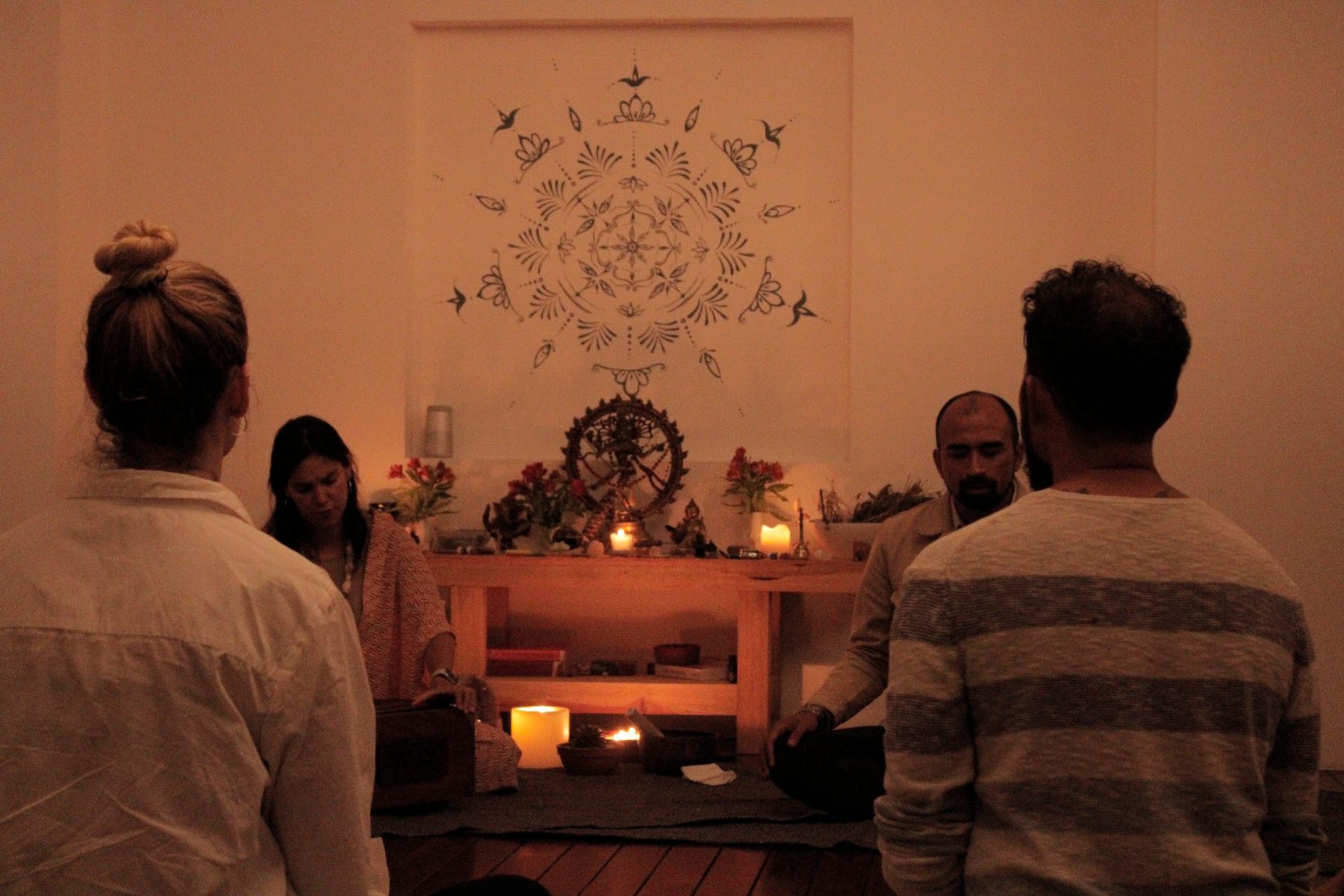 Kirtan con velas frente al altar