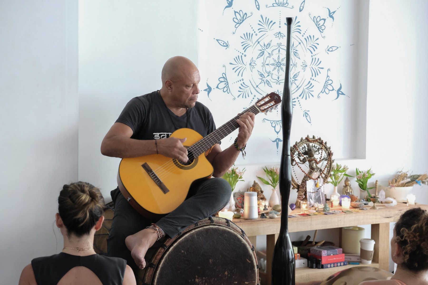 Música en vivo con guitarra durante una práctica